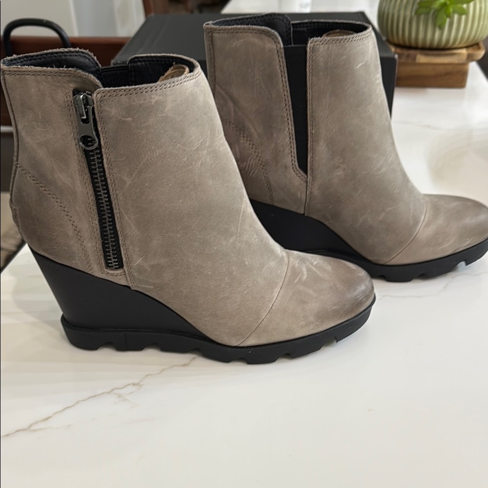 Sorel Tan Ankle Boots Sleek Suede Design - Picture 4 of 5